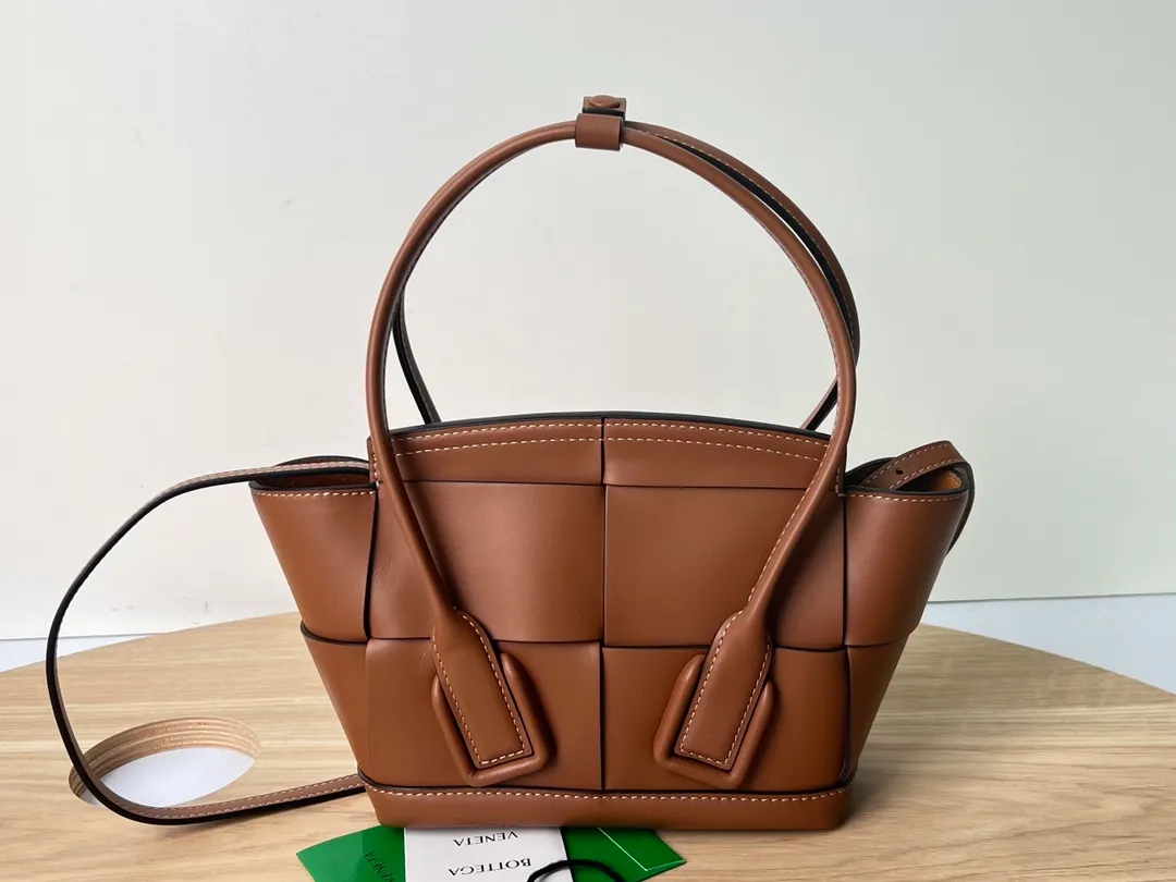 New MINI ARCO 29 Arrival: 6693 It has always focused on "low-key nobility". The design after the addition of Celine designers can be seen from this year's new Arco. It still retains this advantage. The simple design shows high-end. The obvious tension and neat atmosphere of the upper shoulders are also very in line with the current fashion attitude. Under the simplicity, there are not simple detailed designs, which are very special and have a sense of design. I like this French style model very much. It is romantic and textured. Fully recommended. Mini size 17X16X6. Opening 29cm